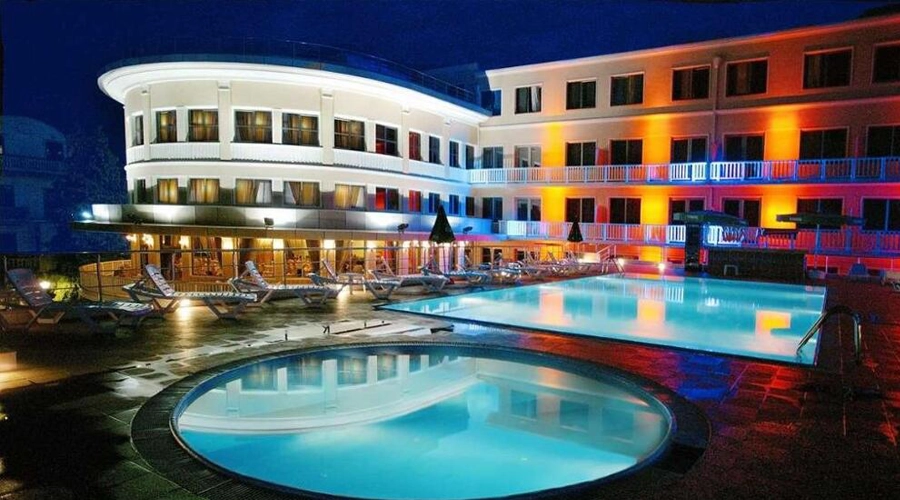 نمای هتل‌های مدرن و ساحلی در تور باتومی از اصفهان