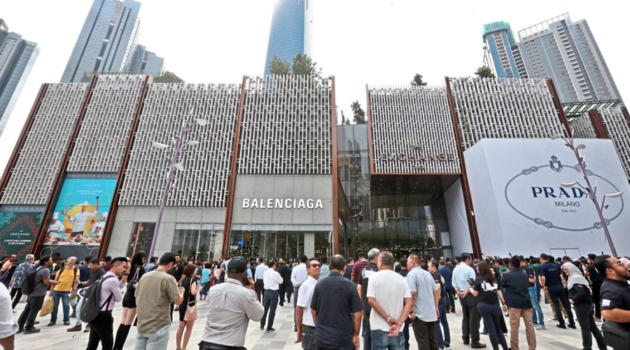 گردشگران ایرانی در حال خرید در مرکز خرید کوالالامپور