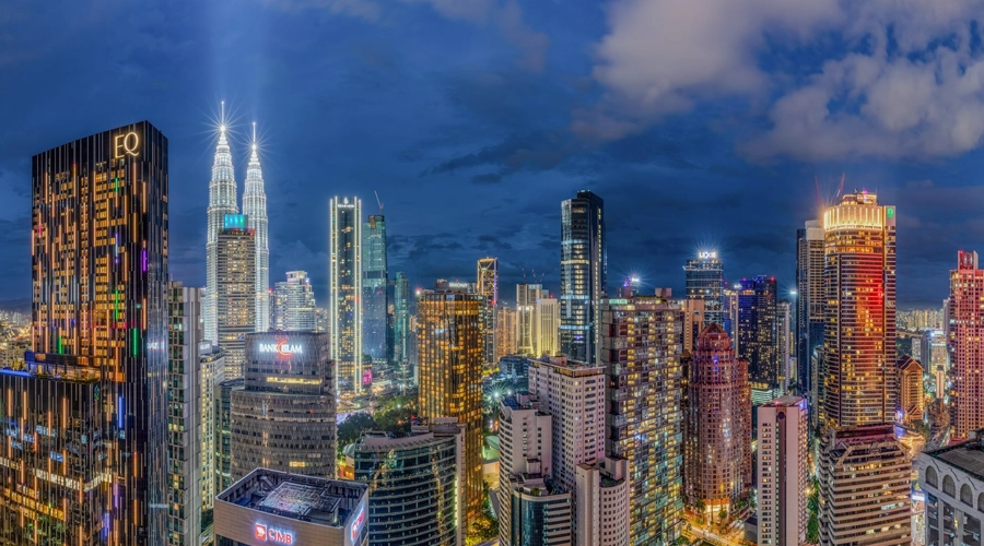 گردش شبانه در خیابان‌های پرنور کوالالامپور در سفر از اصفهان