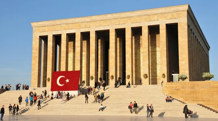 مقایسه قیمت تور آنکارا - اصفهان با تور استانبول