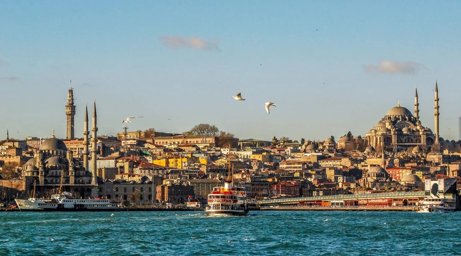 تفاوت جذابیت‌های تور استانبول و تور ازمیر در فصل تابستان