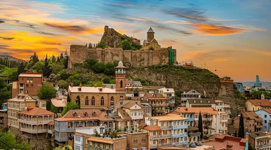 پاییز برای سفر به تفلیس فرصت مناسبی برای کشف مناظر زیبای پنهان این شهر است