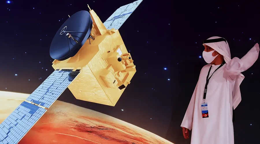 نمایی از دانشمندان در حال معرفی دستاوردهای فضایی