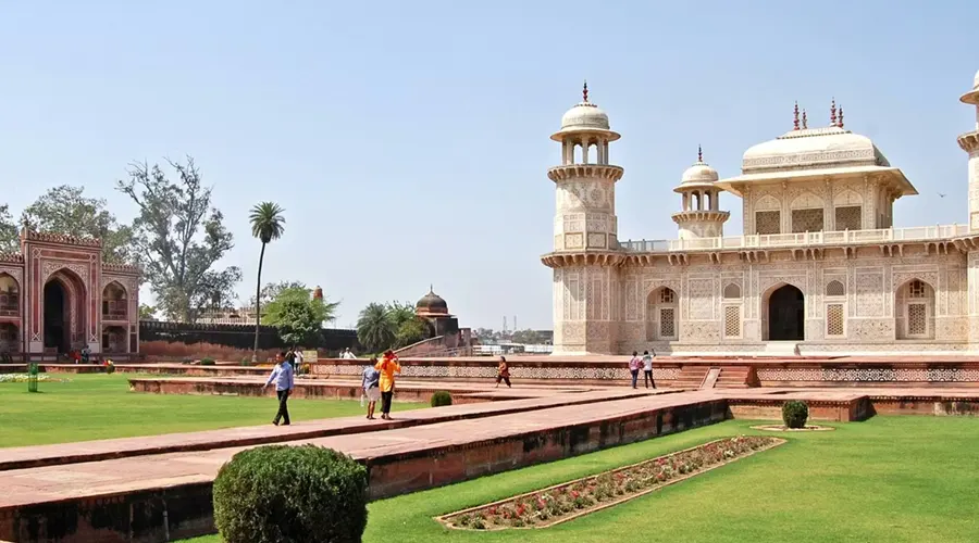 برنامهریزی سفر آسان و مطمئن به آگرا