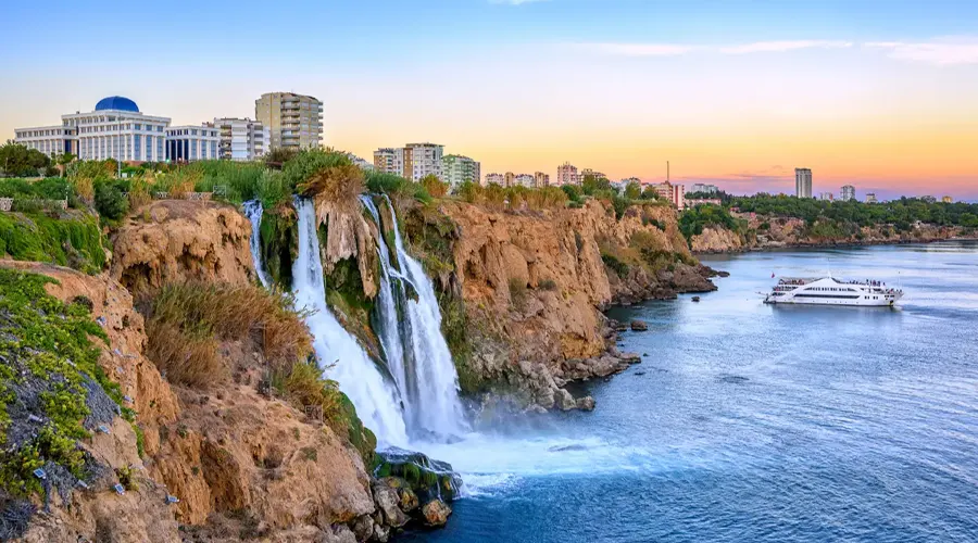 نمایی از طبیعت مدیترانه‌ای آنتالیا